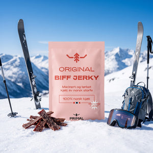 Primal Original Norsk Beef Jerky i snøen ved siden av turski og staver på en solrik vinterdag i fjellet, AI-generert bilde
