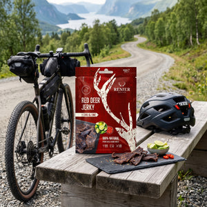 Renjer Hjort Jerky med Chili & Lime på en benk ved grusveien, med sykkel og sykkelhjelm, AI-generert bilde