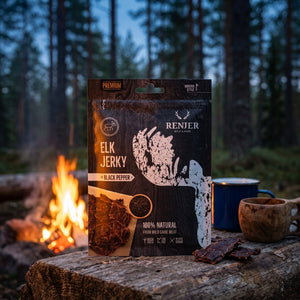 Renjer Elg Jerky med Svart Pepper på en stokk ved bålet i furuskogen i skumringen, med emaljekopp og kuksa, AI-generert bilde