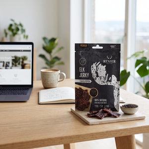 Renjer Elg Jerky med Svart Pepper på skrivebordet ved siden av laptop, kaffekopp og notatbok, AI-generert bilde