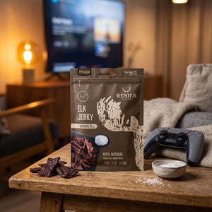 Renjer Elg Jerky med Sjøsalt på stuebordet en kveld, med spillkontroll og en liten skål, AI-generert bilde