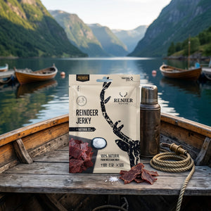 Renjer Reinsdyr Jerky med Sjøsalt på dekket av en liten båt på fjorden, med tau og termos i kveldssol, AI-generert bilde