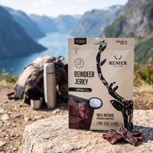 Renjer Reinsdyr Jerky med Sjøsalt på en stein ved en fjellsti høyt over fjorden, med ryggsekk og termos, AI-generert bilde