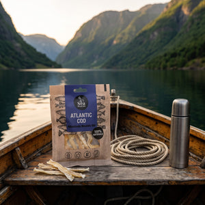 Sea Snacks tørket torsk fra Atlanterhavet på dekket av en liten båt på fjorden, med tau og termos i kveldssol, AI-generert bilde