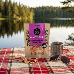 Sea Snacks tørket blekksprut på et rutete piknikteppe ved et skogsvann en sommerdag, med stålkopp og solbriller, AI-generert bilde