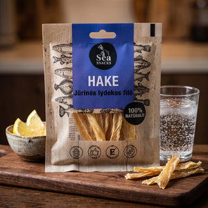 Sea Snacks tørket lysing på en mørk fjøl med sitronbåter og et glass farris, AI-generert bilde