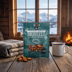 Sea Snacks tørket blåskjell på et trebord i en hytte, med ullpledd, emaljekopp og snødekte fjell utenfor vinduet, AI-generert bilde