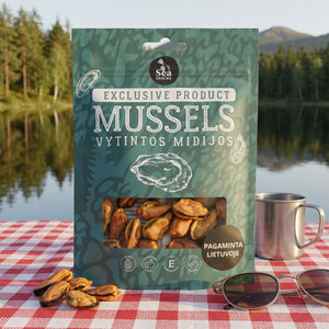 Sea Snacks tørket blåskjell på et rutete piknikteppe ved et skogsvann en sommerdag, med stålkopp og solbriller, AI-generert bilde