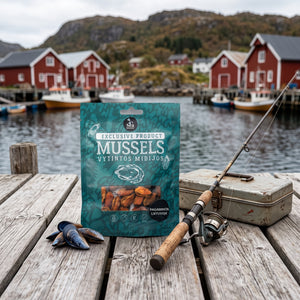 Sea Snacks tørket blåskjell på en brygge i et fiskevær, med fiskestang og redskapsboks, AI-generert bilde