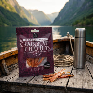 Sea Snacks tørket filet av regnbueørret på dekket av en liten båt på fjorden, med tau og termos i kveldssol, AI-generert bilde