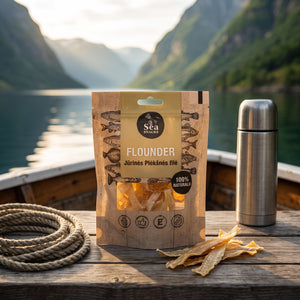Sea Snacks tørket rødspette på dekket av en liten båt på fjorden, med tau og termos i kveldssol, AI-generert bilde