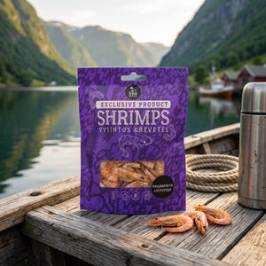 Sea Snacks tørket reker fra Grønland på dekket av en liten båt på fjorden, med tau og termos i kveldssol, AI-generert bilde