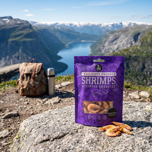 Sea Snacks tørket reker fra Grønland på en stein ved en fjellsti høyt over fjorden, med ryggsekk og termos, AI-generert bilde