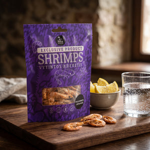 Sea Snacks tørket reker fra Grønland på en mørk fjøl med sitronbåter og et glass farris, AI-generert bilde