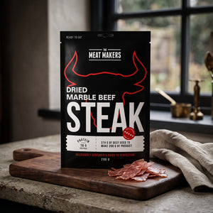 Meat Makers Tørket Marmorert Oksefilet på en mørk skjærefjøl på kjøkkenbenken i dempet vinduslys, AI-generert bilde