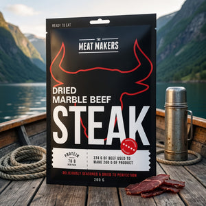 Meat Makers Tørket Marmorert Oksefilet på dekket av en liten båt på fjorden, med tau og termos i kveldssol, AI-generert bilde