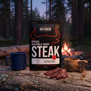 Meat Makers Tørket Marmorert Oksefilet på en stokk ved bålet i furuskogen i skumringen, med emaljekopp og kuksa, AI-generert bilde