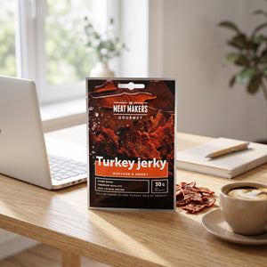 Meat Makers Gourmet Kalkun med Sennep & Honning på skrivebordet ved siden av laptop, kaffekopp og notatbok, AI-generert bilde
