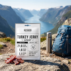 Meat Makers Sports Kalkun Original på en stein ved en fjellsti høyt over fjorden, med ryggsekk og termos, AI-generert bilde