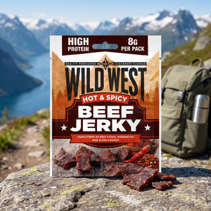 Wild West Beef Jerky Sterk og Krydret på en stein ved en fjellsti høyt over fjorden, med ryggsekk og termos, AI-generert bilde