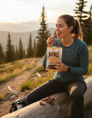 Kvinne tar en pause på en stokk i skogen og spiser Wild West Beef Jerky Honning og BBQ, AI-generert bilde