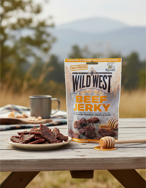 Wild West Beef Jerky Honning og BBQ på et bord ute med kopp, honning og jerkybiter på et fat, AI-generert bilde